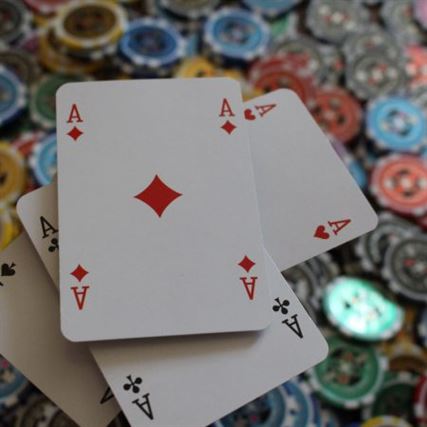 Skapa magi hemma: Organisera pokerspel i ditt eget hem
